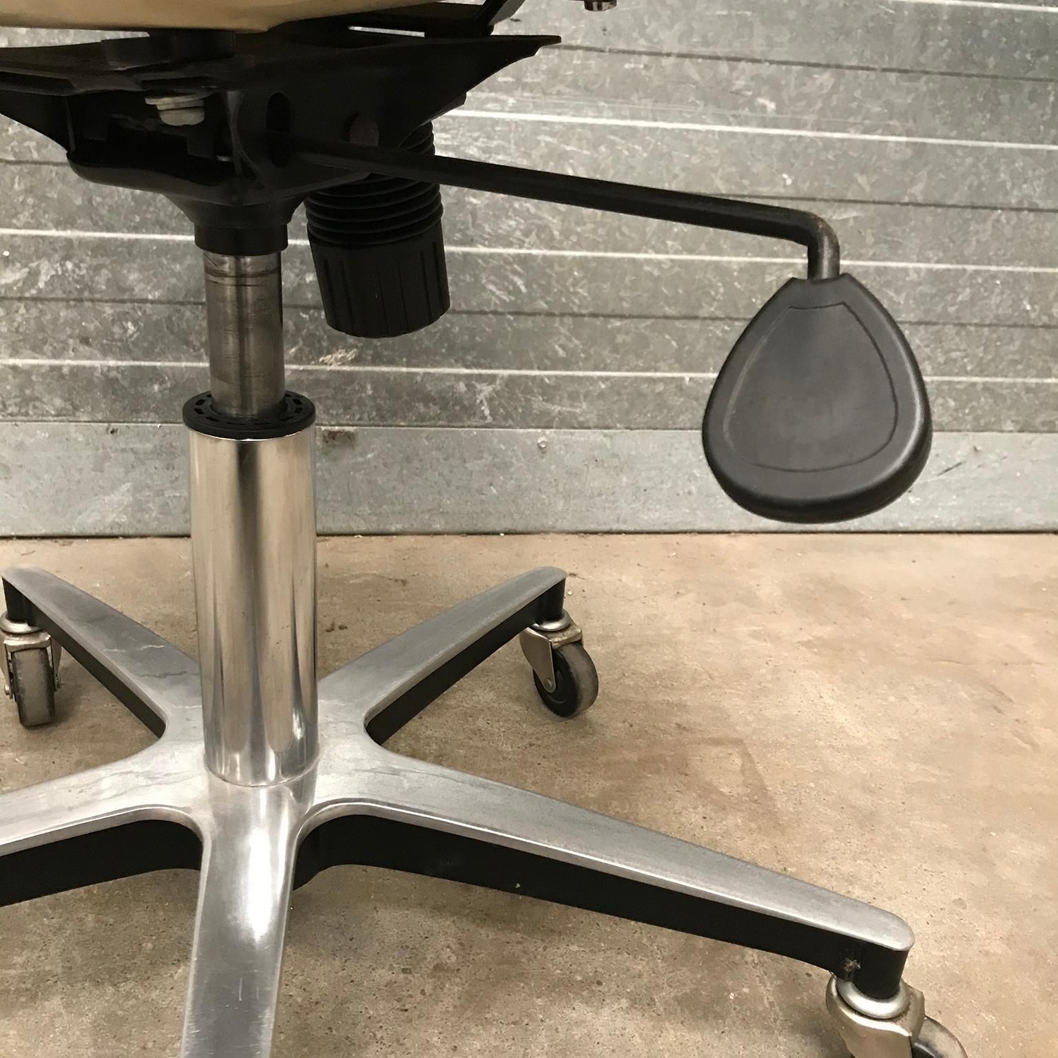 photo buy 1958, Ray & Charles Eames, Herman Miller, Pscc Fiberglass Office Desk Chair