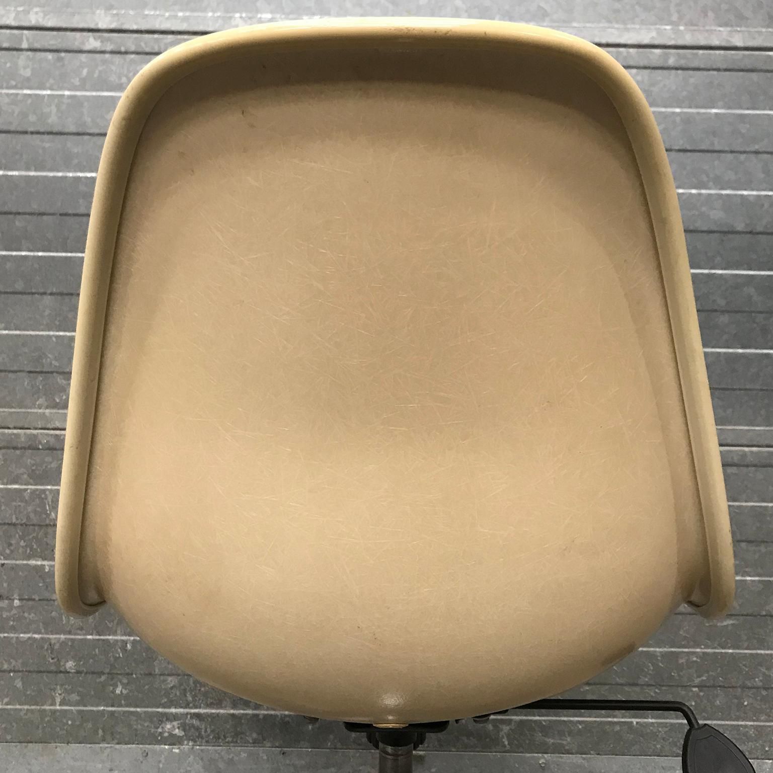 photo vintage 1958, Ray & Charles Eames, Herman Miller, Pscc Fiberglass Office Desk Chair