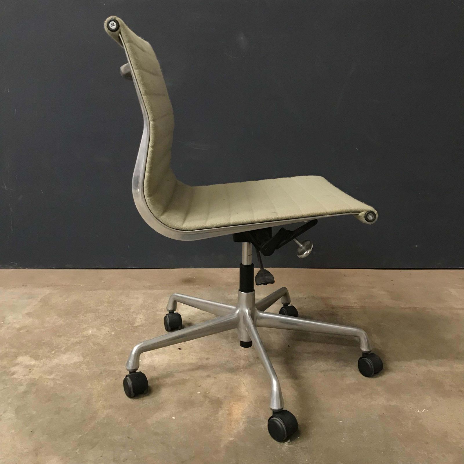 1958 Ray And Charles Eames, Fabric, Adjust, Tilt, Office Chair 4 Wheels No Arms photo furniture