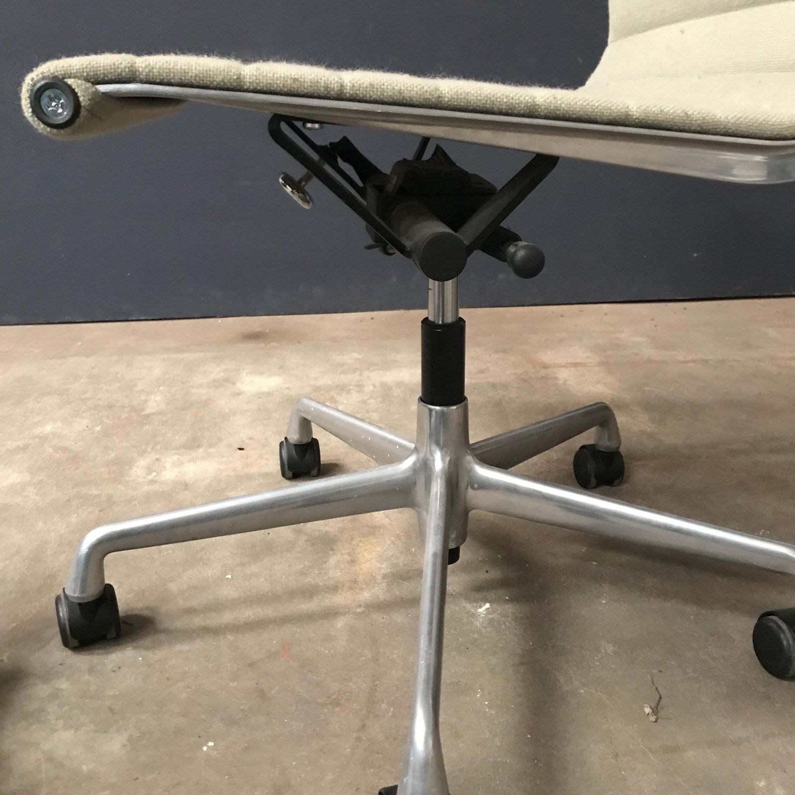 1958 Ray And Charles Eames, Fabric, Adjust, Tilt, Office Chair 4 Wheels No Arms photo vintage