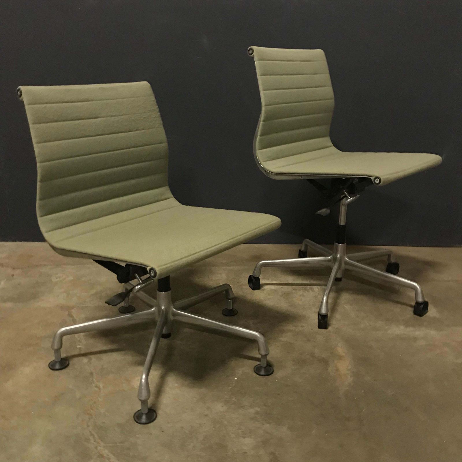 1958 Ray And Charles Eames, Fabric, Adjust, Tilt 2 Office Chair 4 Wheels No Arms photo furniture