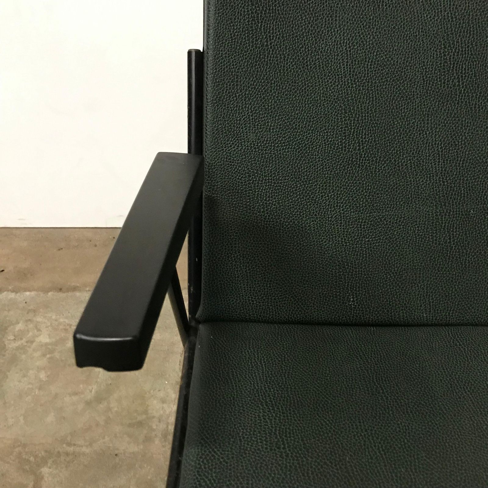 photo vintage 1959, Wim Rietveld For Ahrend De Cirkel, Oase Chair Original Green Leatherette