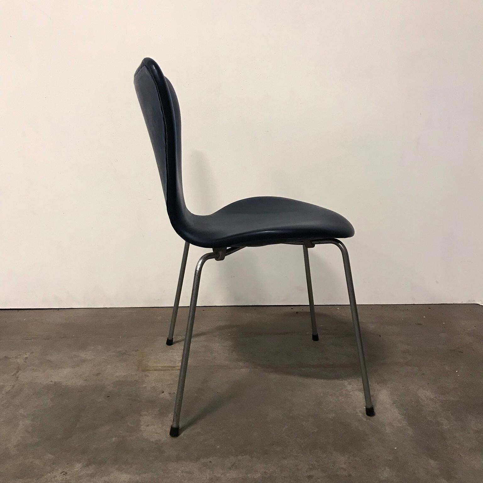 1955, Arne Jacobsen, Early Vintage Black Faux Leather 3107 Butterfly Chair photo for sale