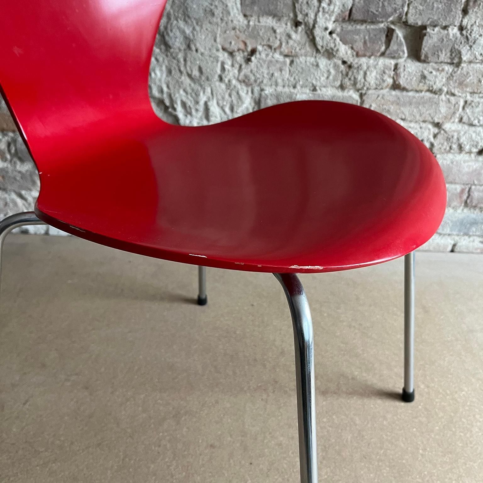 photo vinterior 1955, Arne Jacobsen, Set Of Two Early Vintage Red Painted 3107 Butterfly Chairs