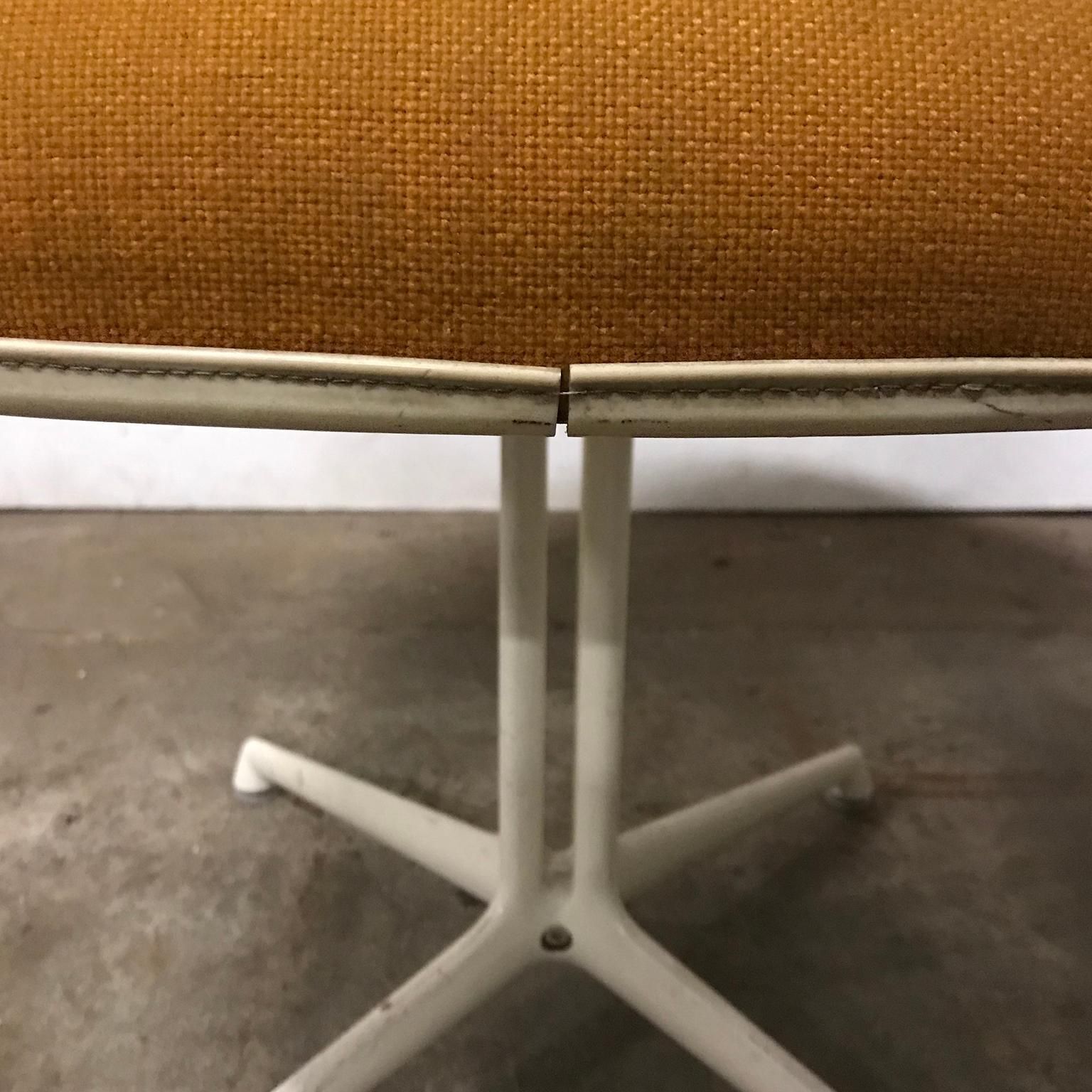 photo vinterior 1960, Ray And Charles Eames, Original La Fonda Chairs By Miller In First Fabric