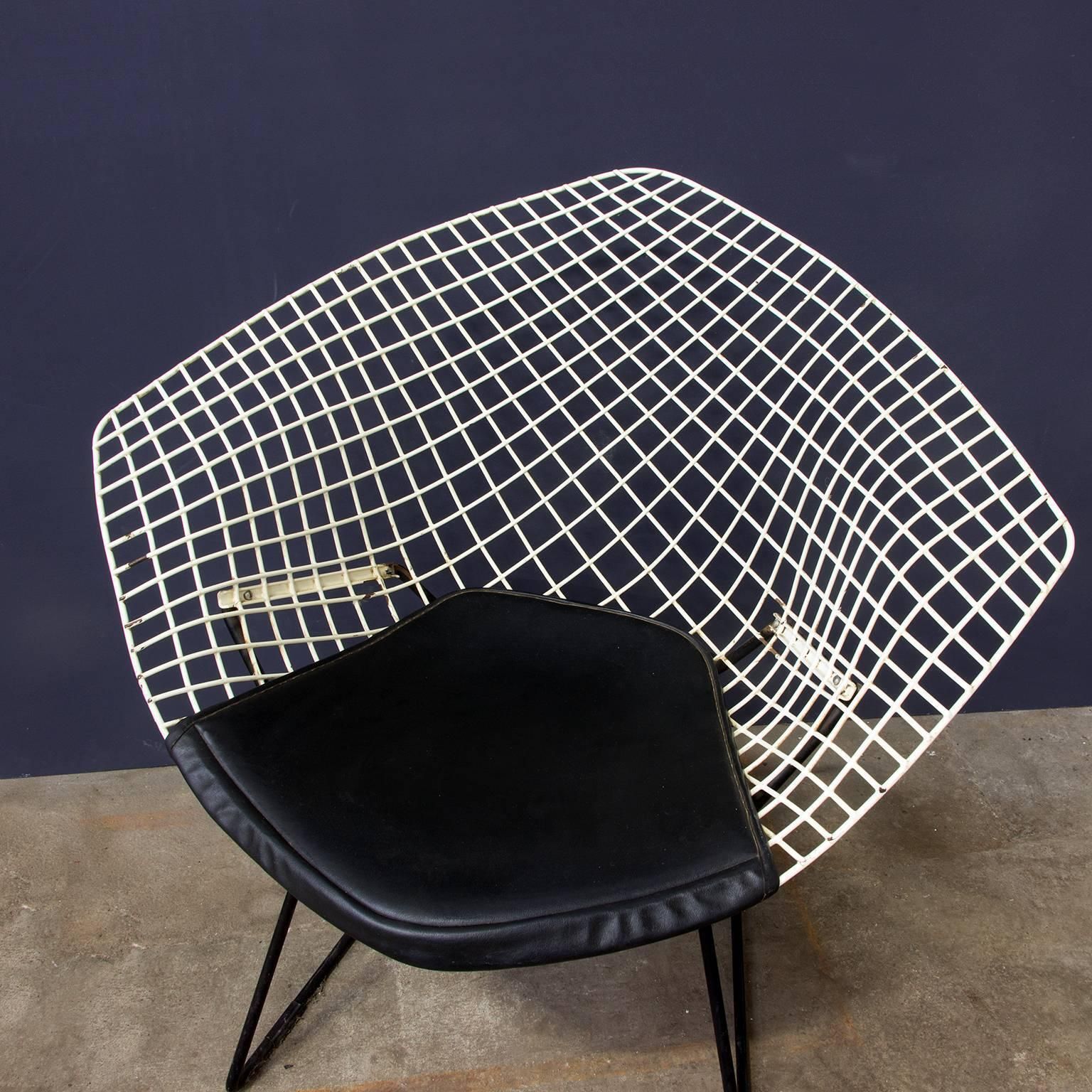 1952, Harrie Bertoia, Diamond Chair 421, Black & White With Black Vinyl Cushion photo vinterior