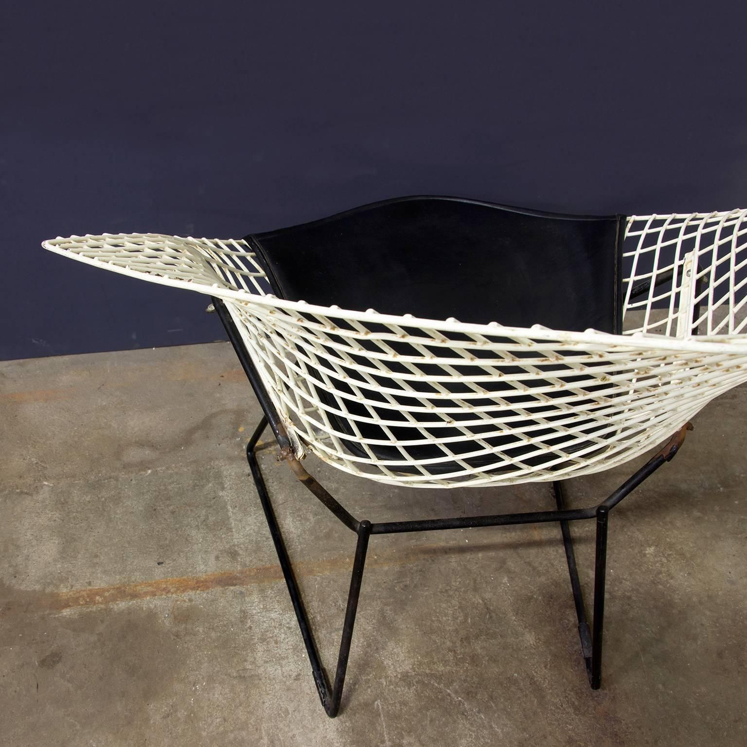 1952, Harrie Bertoia, Diamond Chair 421, Black & White With Black Vinyl Cushion photo vintage