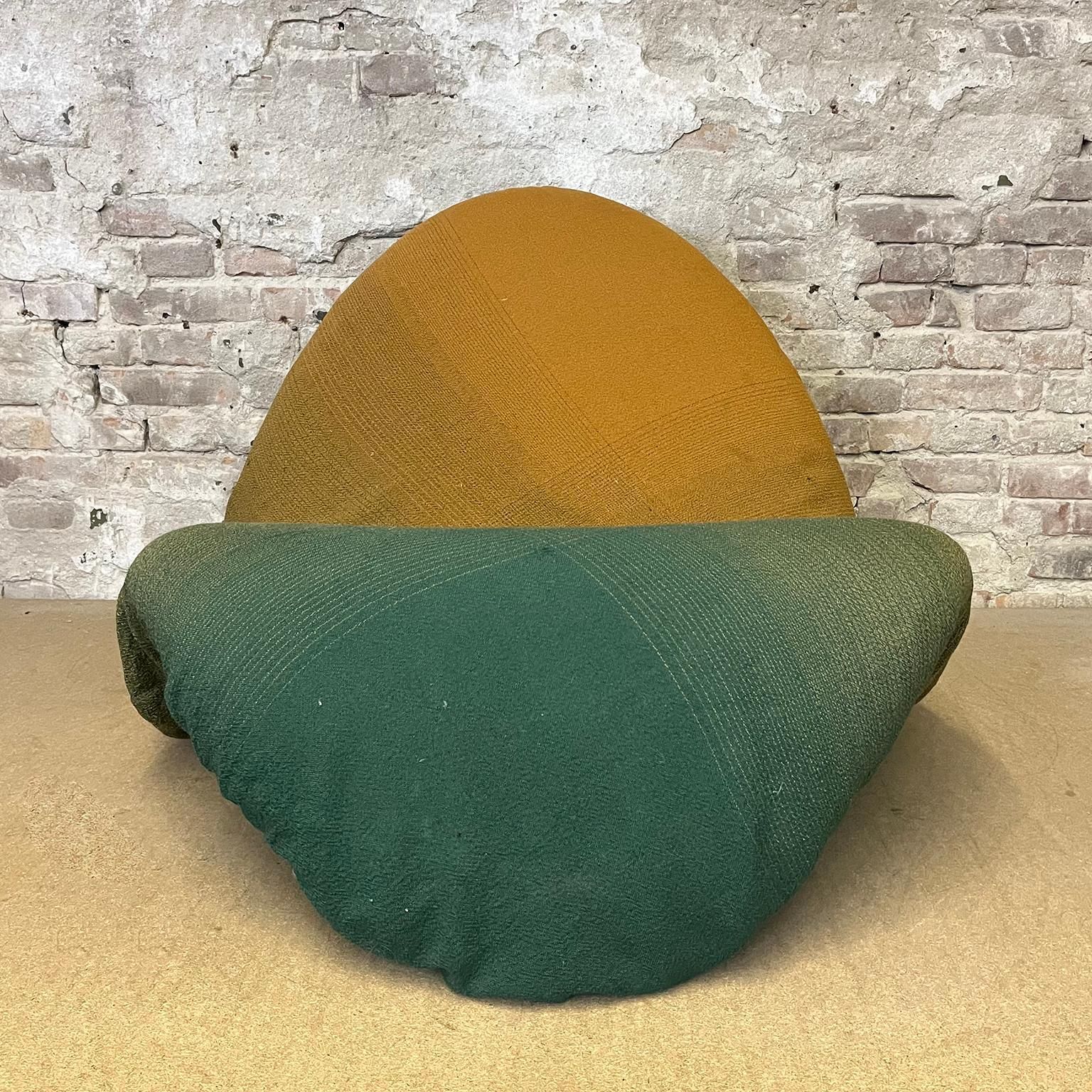 photo furniture 1967, Tongue By Pierre Paulin By Artifort In Orange Green Upholstery