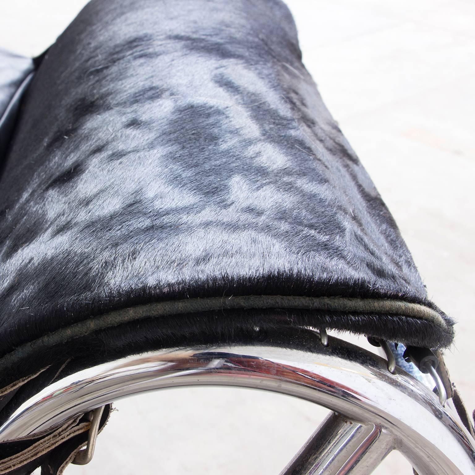 photo furniture 1928, Le Corbusier, Early Lc 4 By Cassina In Chrome With Black Pony Skin