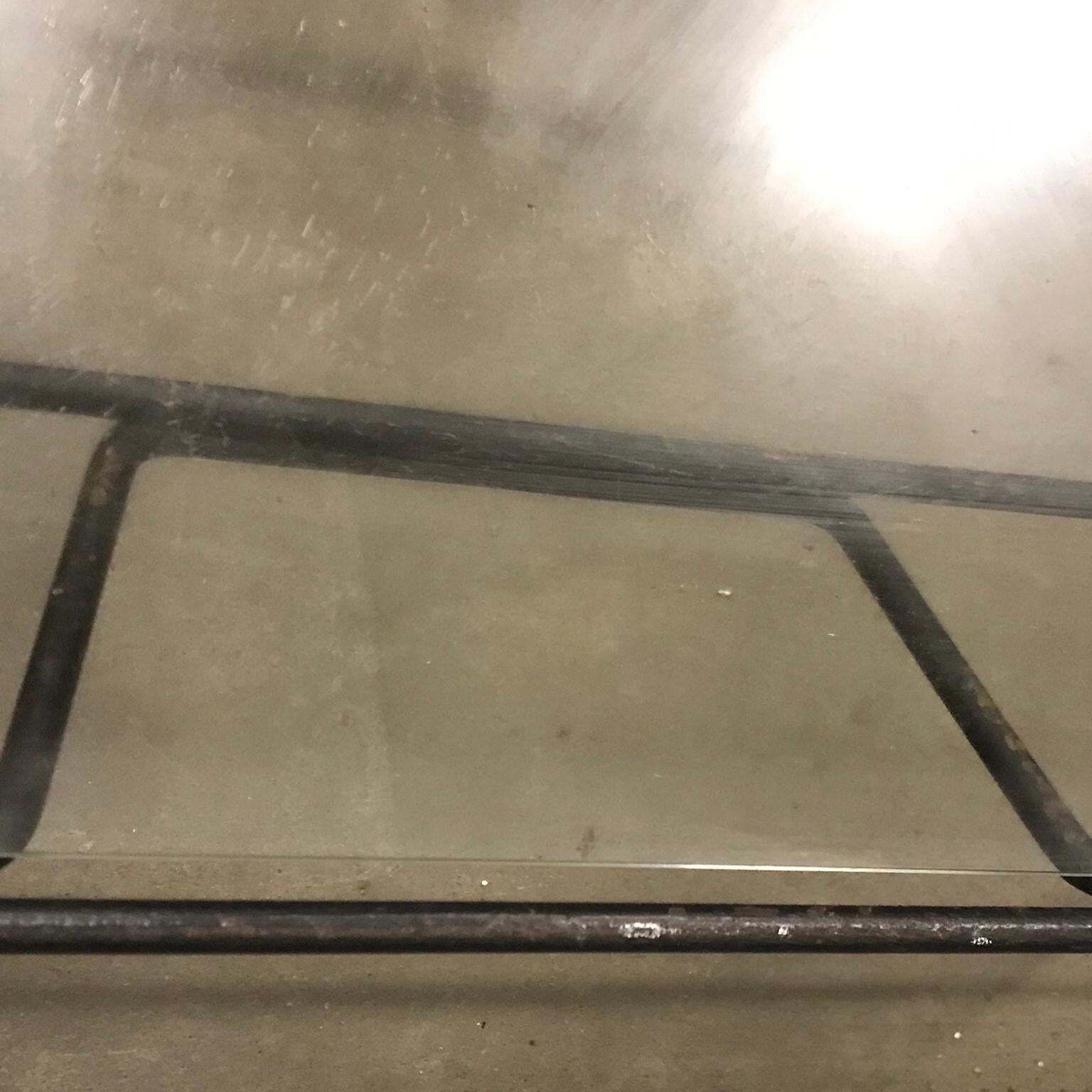 photo vinterior Super Elegant Dining Table, Black Metal Hairpin Legs And Glass Top, Circa 1960