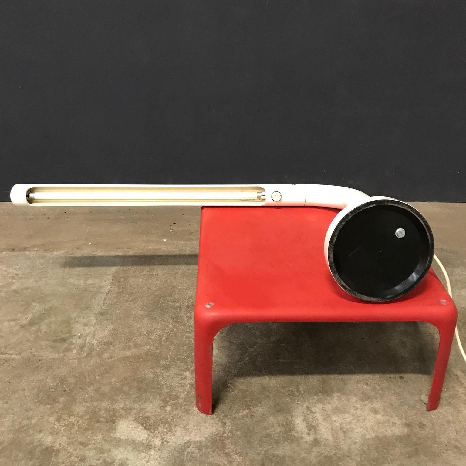 photo vinterior 1960, Anders Pehrson For Atelje Lyktan, Sweden, Tube Desk Lamp Off White Plastic
