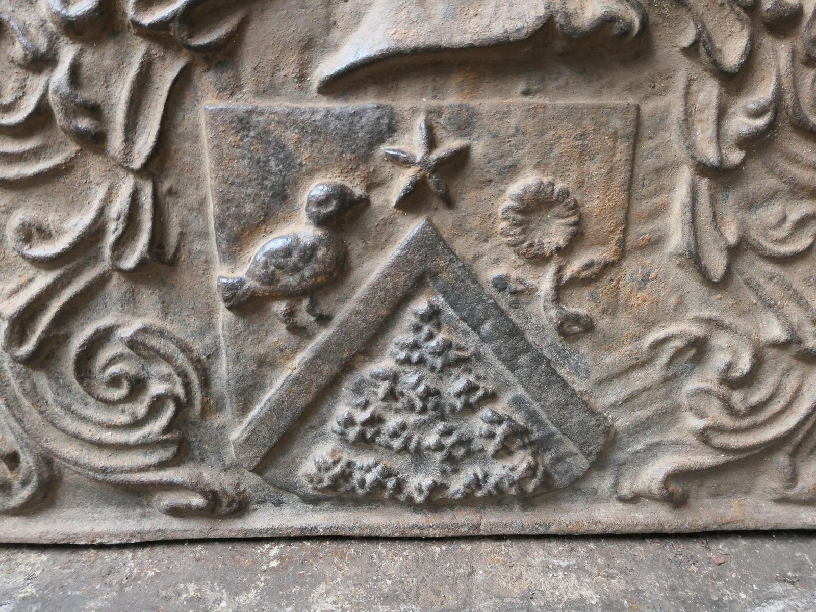 French Louis XIV Style 'Coat Of Arms' Fireback / Backsplash photo vinterior