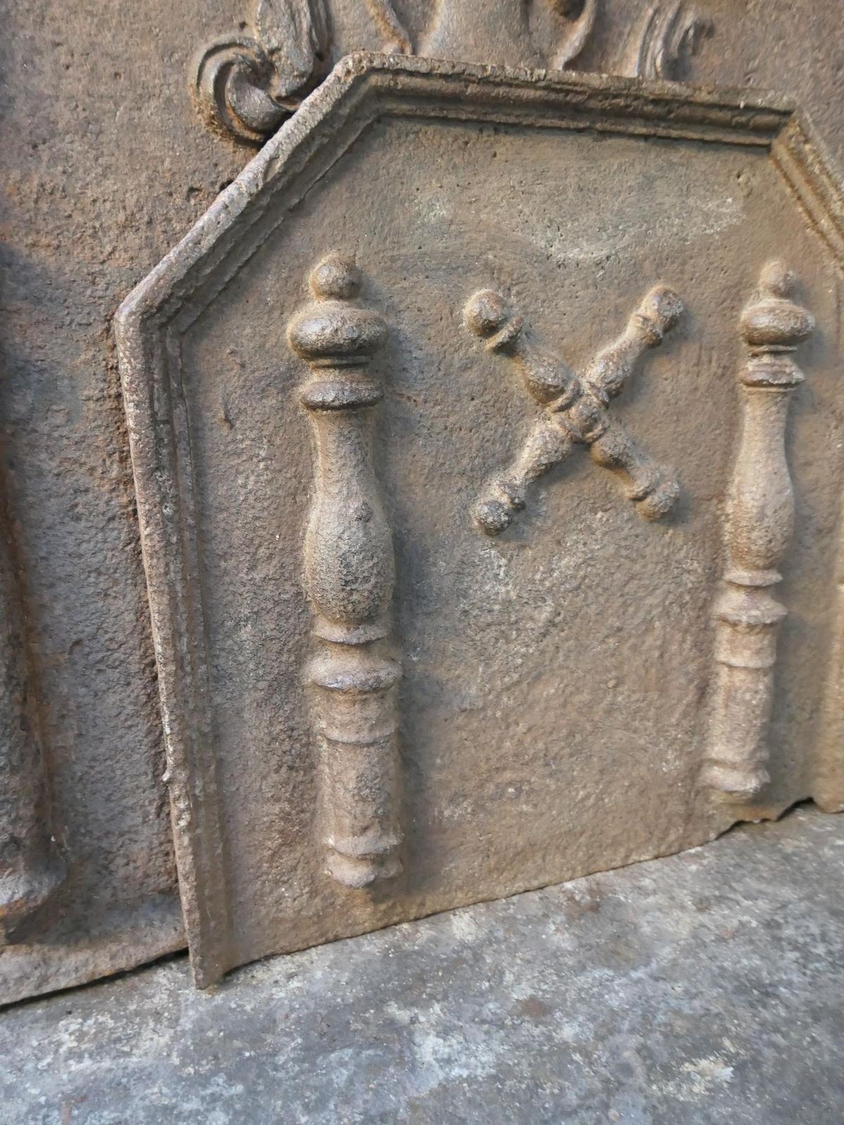 French Louis XIV 'Pillars With Saint Andrew's Cross' Fireback / Backsplash photo vinterior