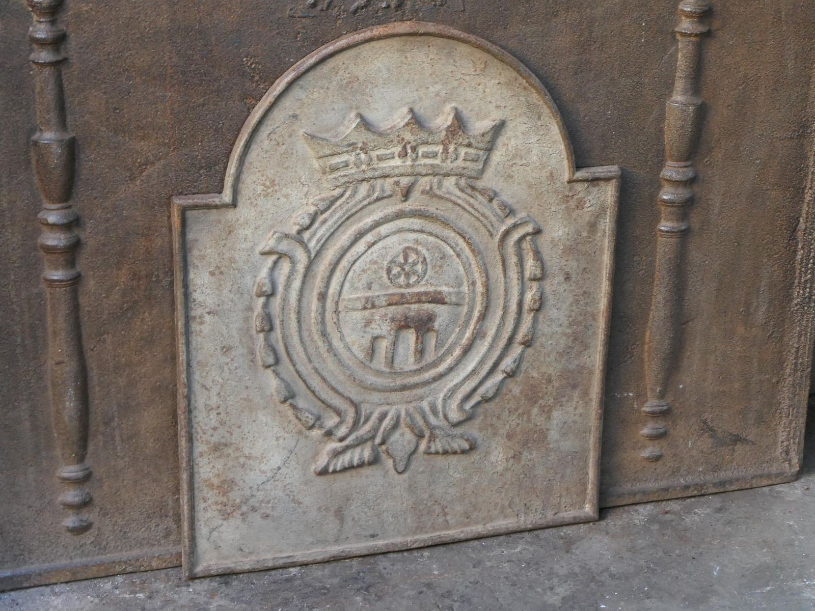 French Louis XIV Style 'Coat Of Arms' Fireback / Backsplash, 20th Century photo vinterior