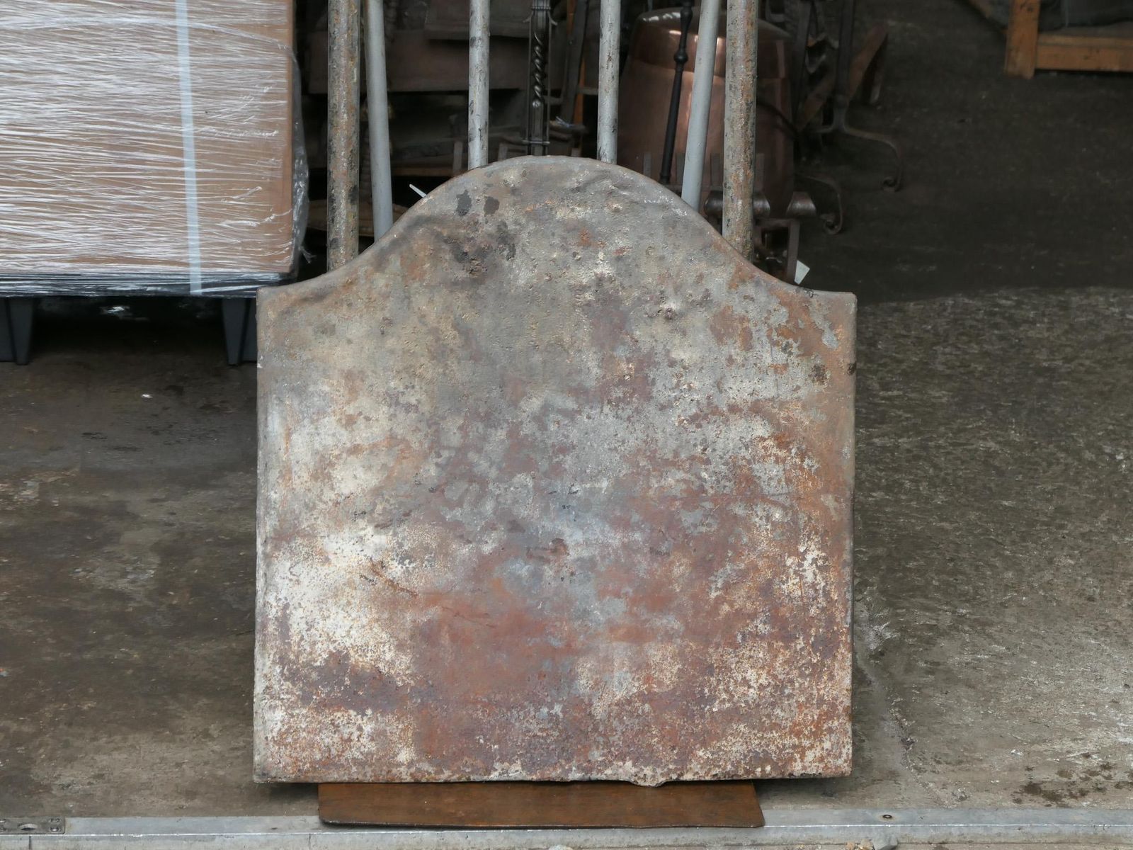 photo vinterior 18th Century French Louis XV Period Fireback / Backsplash