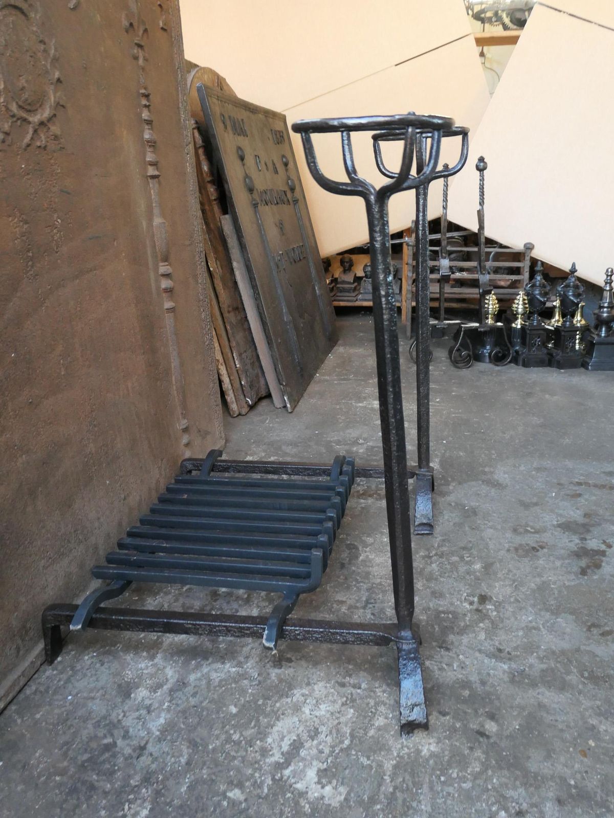 photo vintage French Louis XIV Period Fireplace Andirons Or Fire Grate, 17th Century