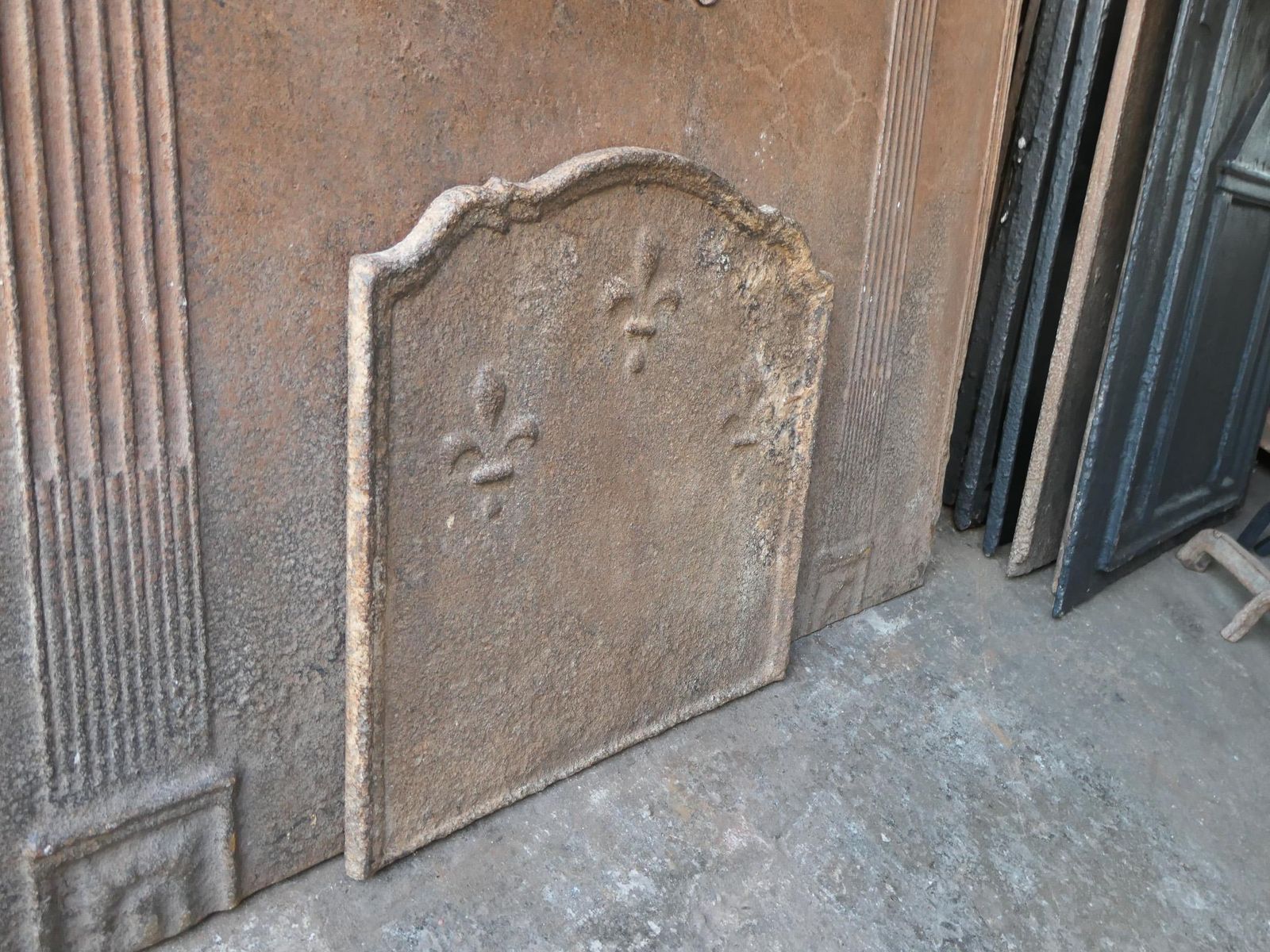 photo vinterior Antique French Louis XIV 'Fleur De Lys' Fireback / Backsplash, 17th Century