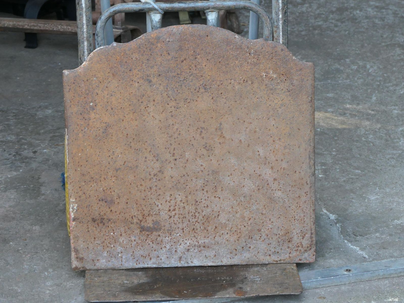 photo vintage Antique French Louis XIV 'Fleur De Lys' Fireback / Backsplash, 17th Century