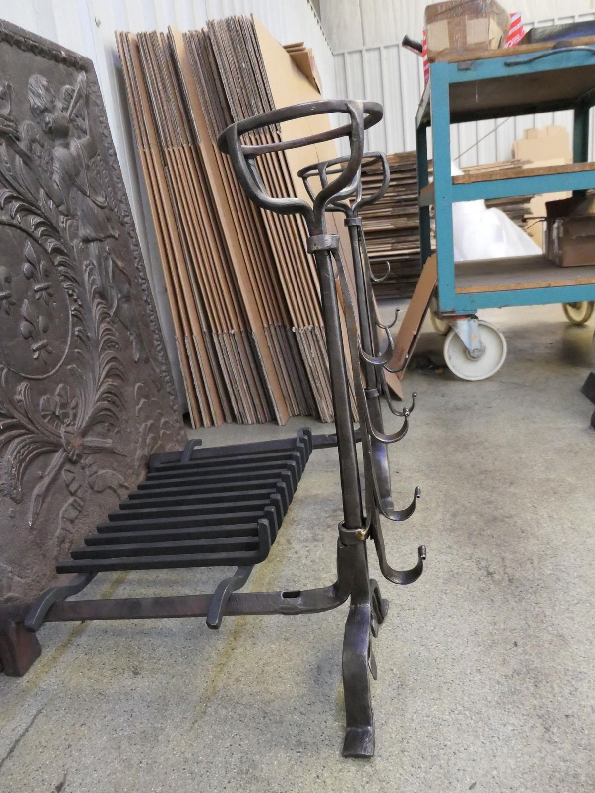 photo vintage French Louis XIII Period Fireplace Grate Or Fire Basket, 17th Century