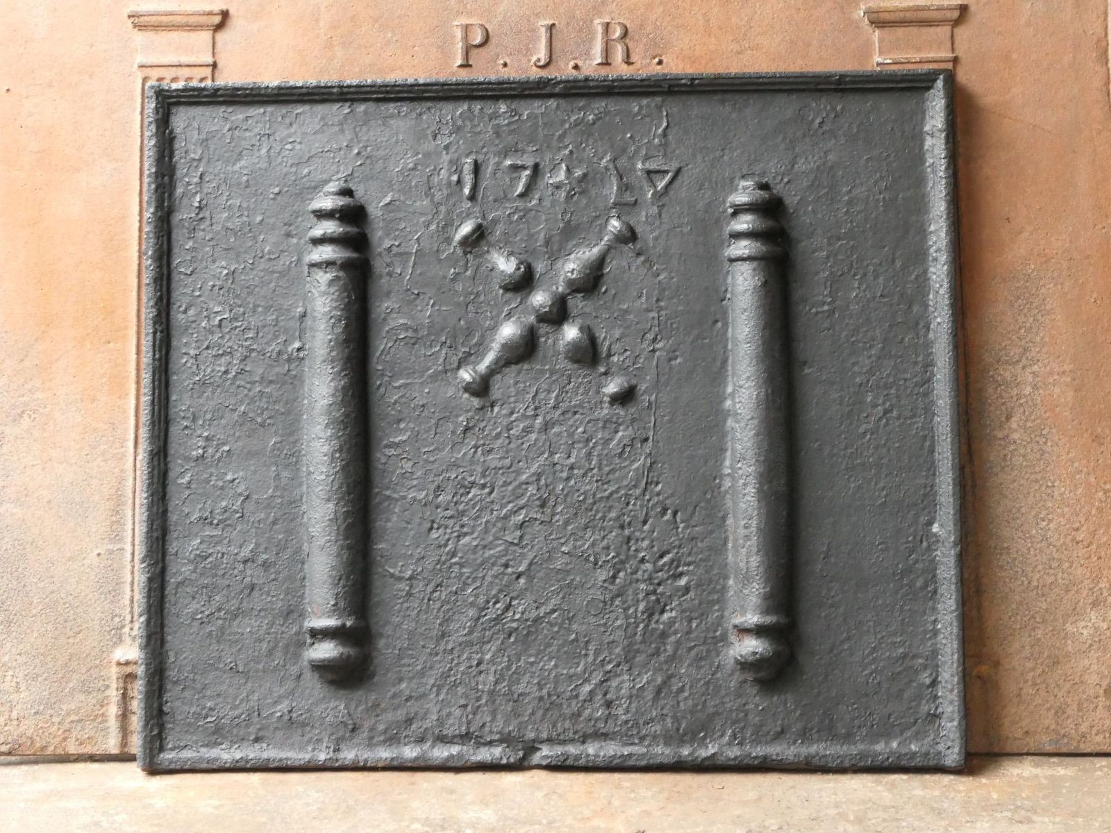 Antique Louis XIV 'Pillars With Saint Andrew's Cross' Fireback / Backsplash photo vinterior