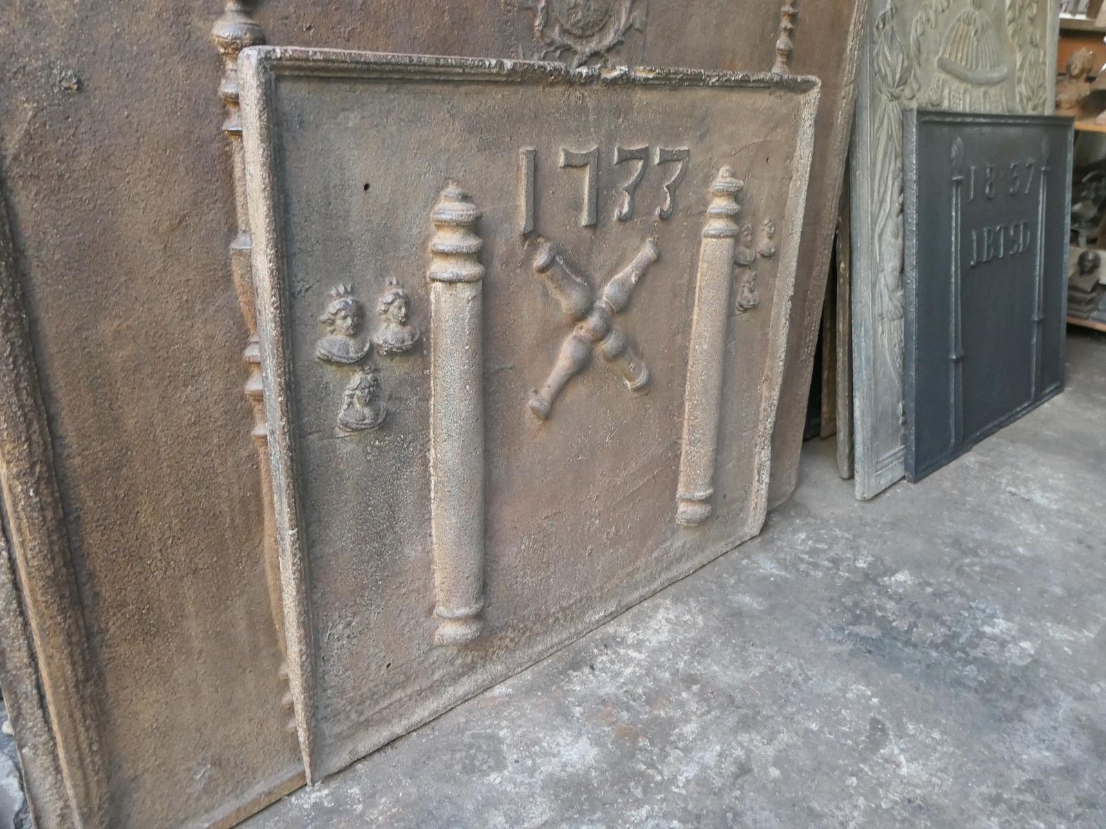photo vinterior 18th C. Louis XIV 'Pillars With Saint Andrew's Cross' Fireback / Backsplash