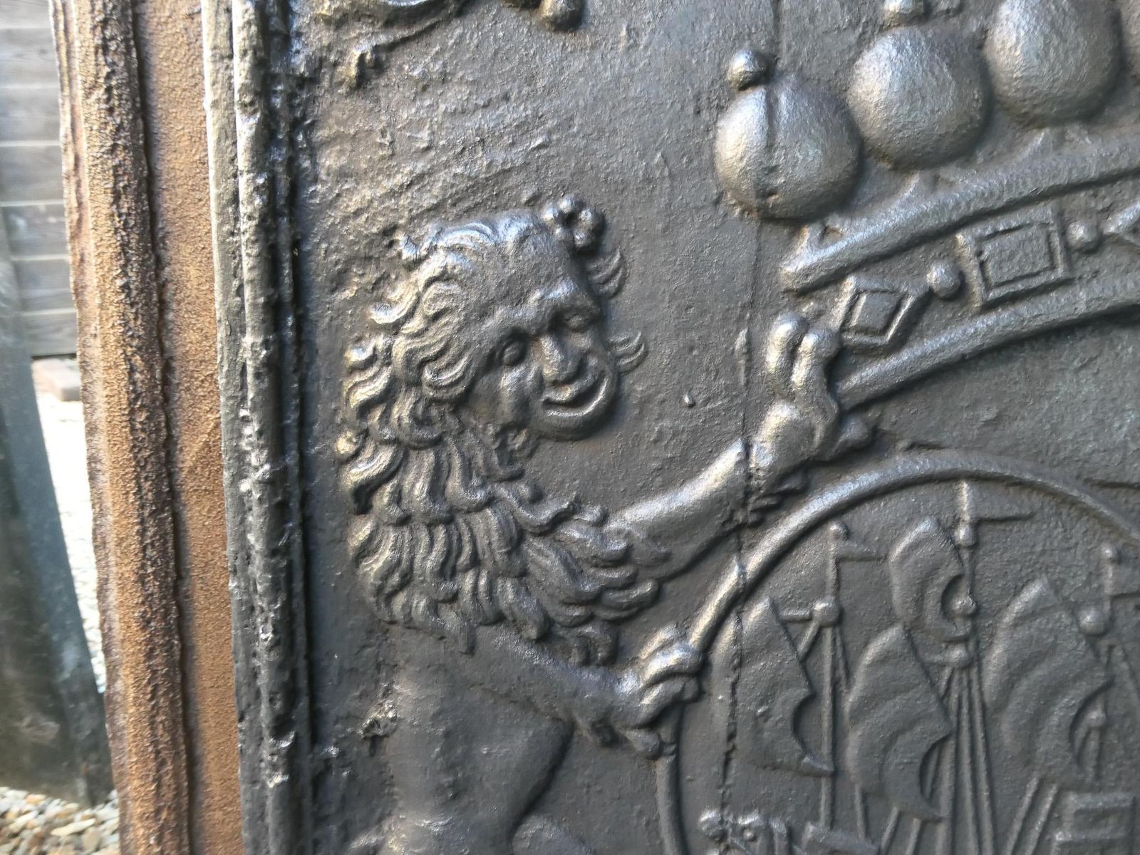 photo vintage Large 18th Century French Louis XIV 'Coat Of Arms' Fireback / Backsplash