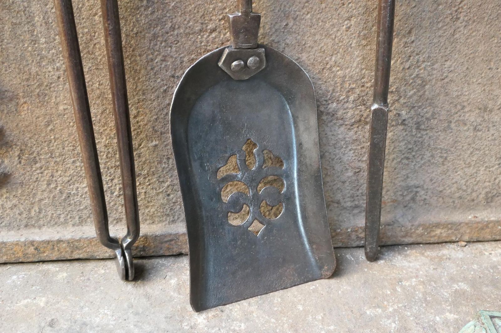 photo vinterior English Set Of Fireplace Tools, Victorian Companion Set, 19th Century
