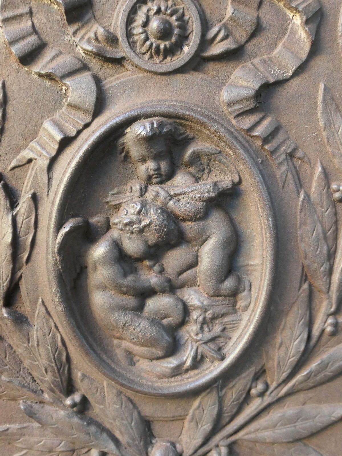 Belgian Victorian 'Cupids' Fireback / Backsplash, Early 20th Century photo vinterior