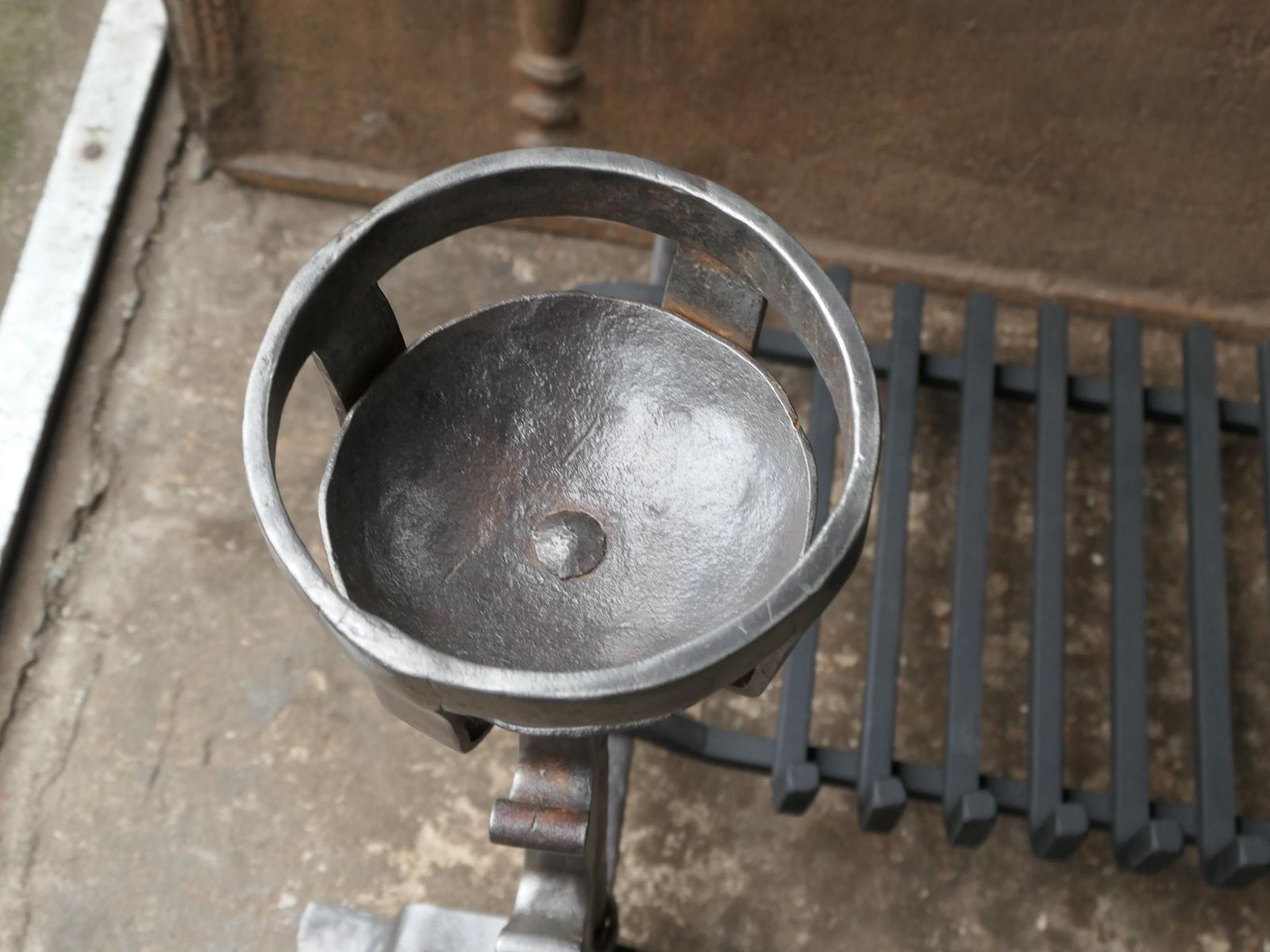 photo vinterior Antique French Gothic Fireplace Grate Or Fire Basket, 17th   18th Century