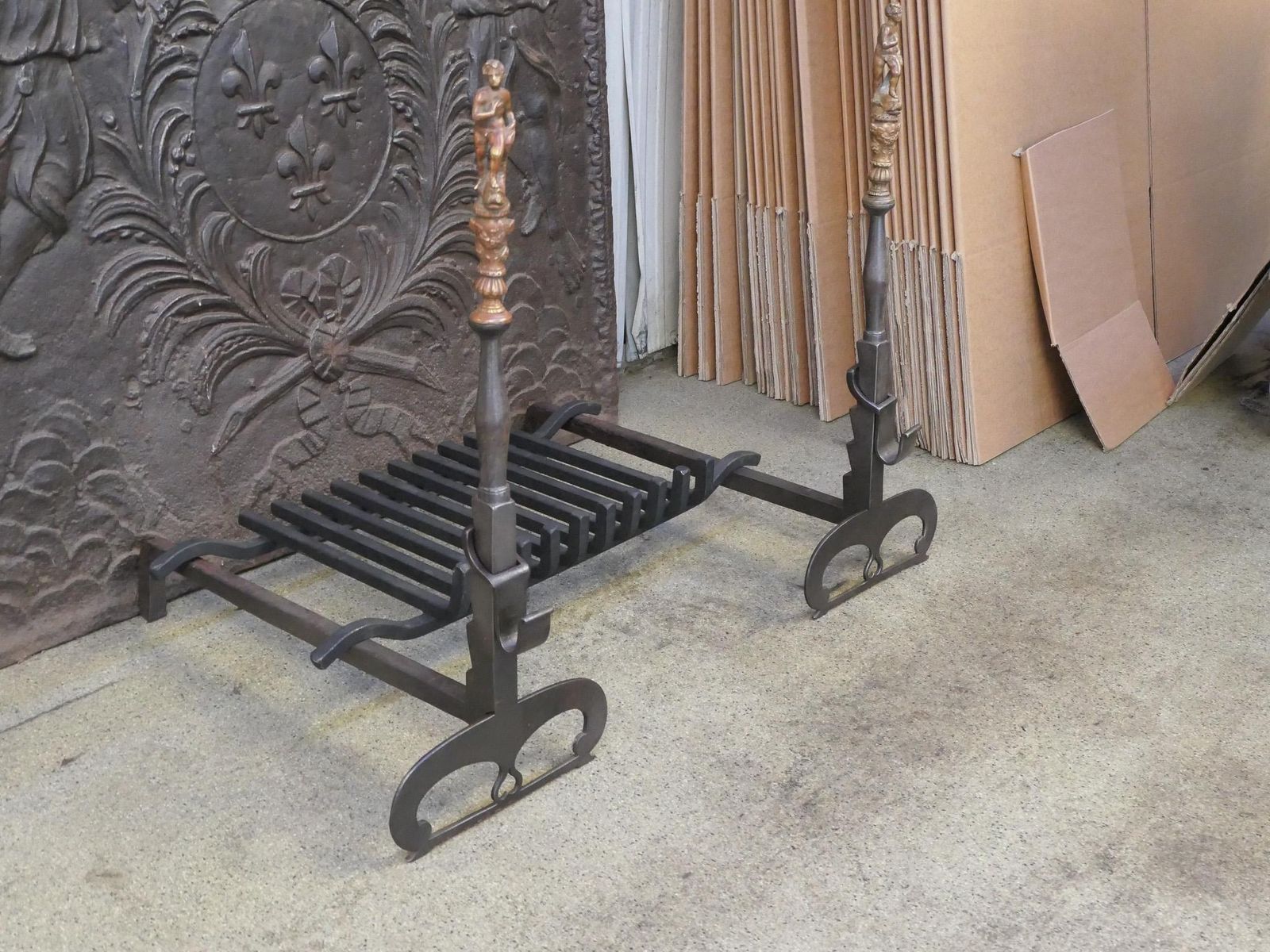 photo vintage 19th Century French Victorian Fireplace Grate Or Fire Basket