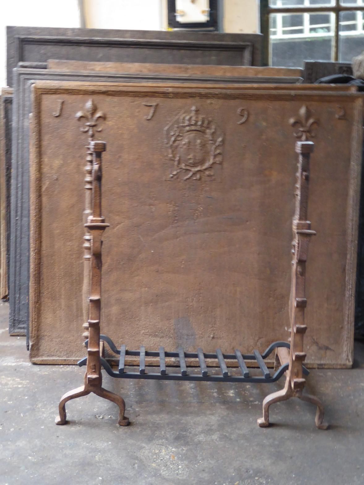 photo vintage Large French Louis XIII Period Fireplace Grate Or Fire Basket, 17th Century