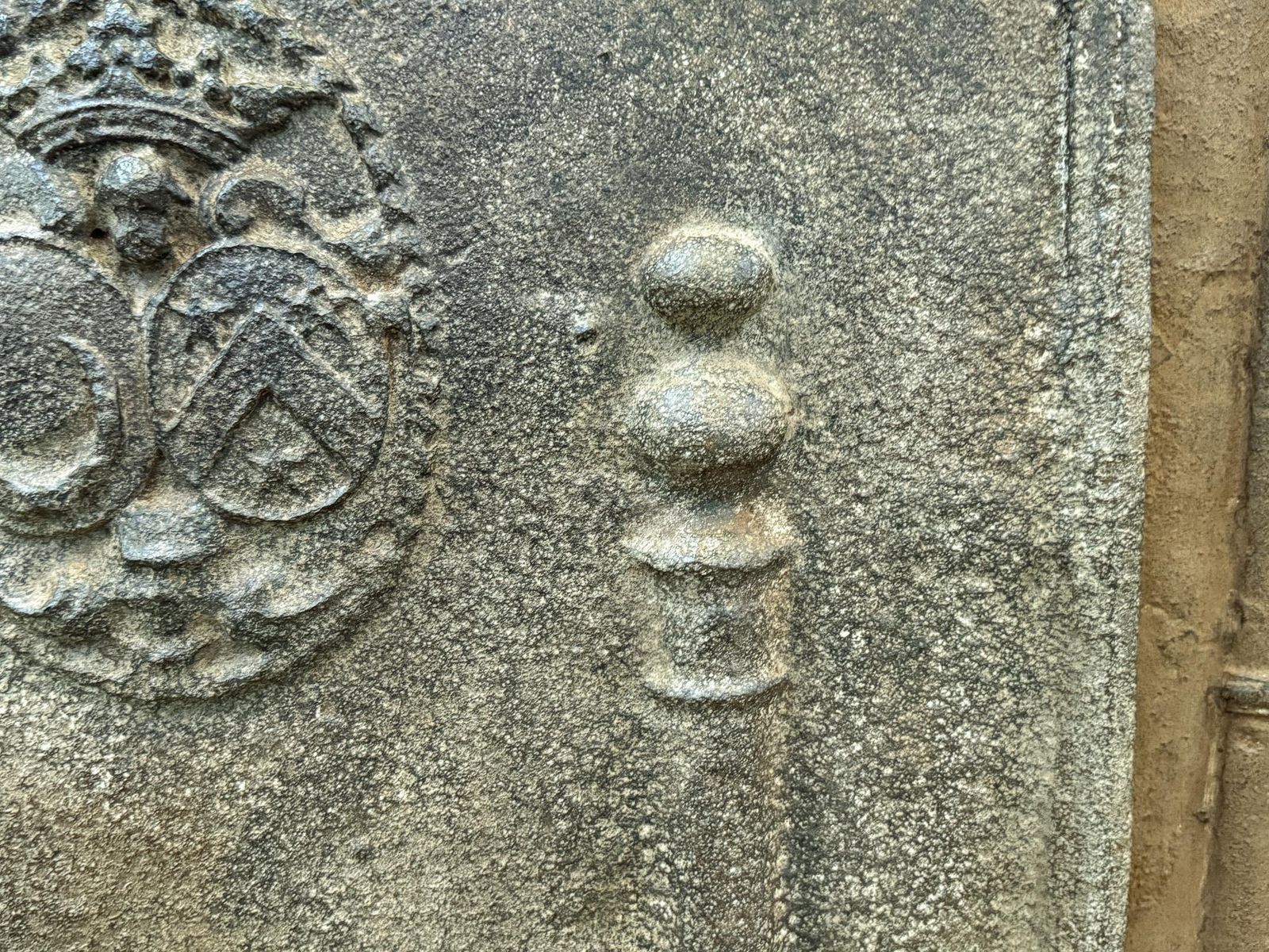 photo for sale Antique French Louis XIV Period 'Coat Of Arms' Fireback / Backsplash