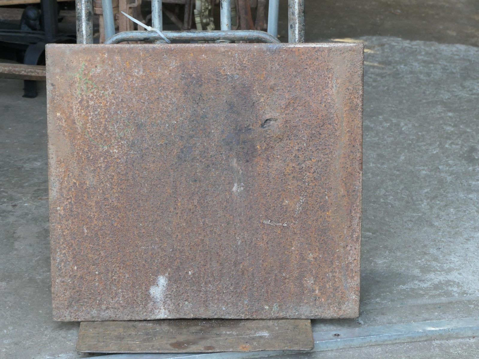 photo vinterior Antique French Louis XV 'Pillars With Fleur De Lys' Fireback / Backsplash