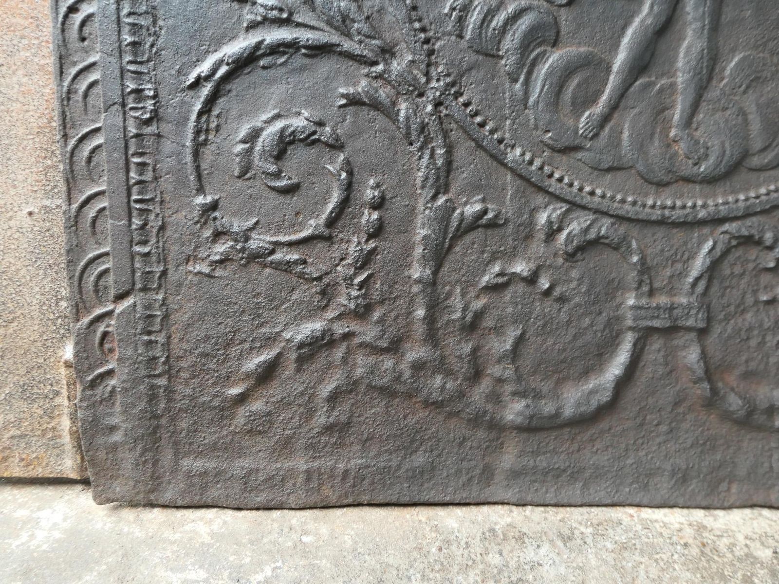 photo vinterior Antique French Fireback / Backsplash With The Goddess Venus, 18th Century