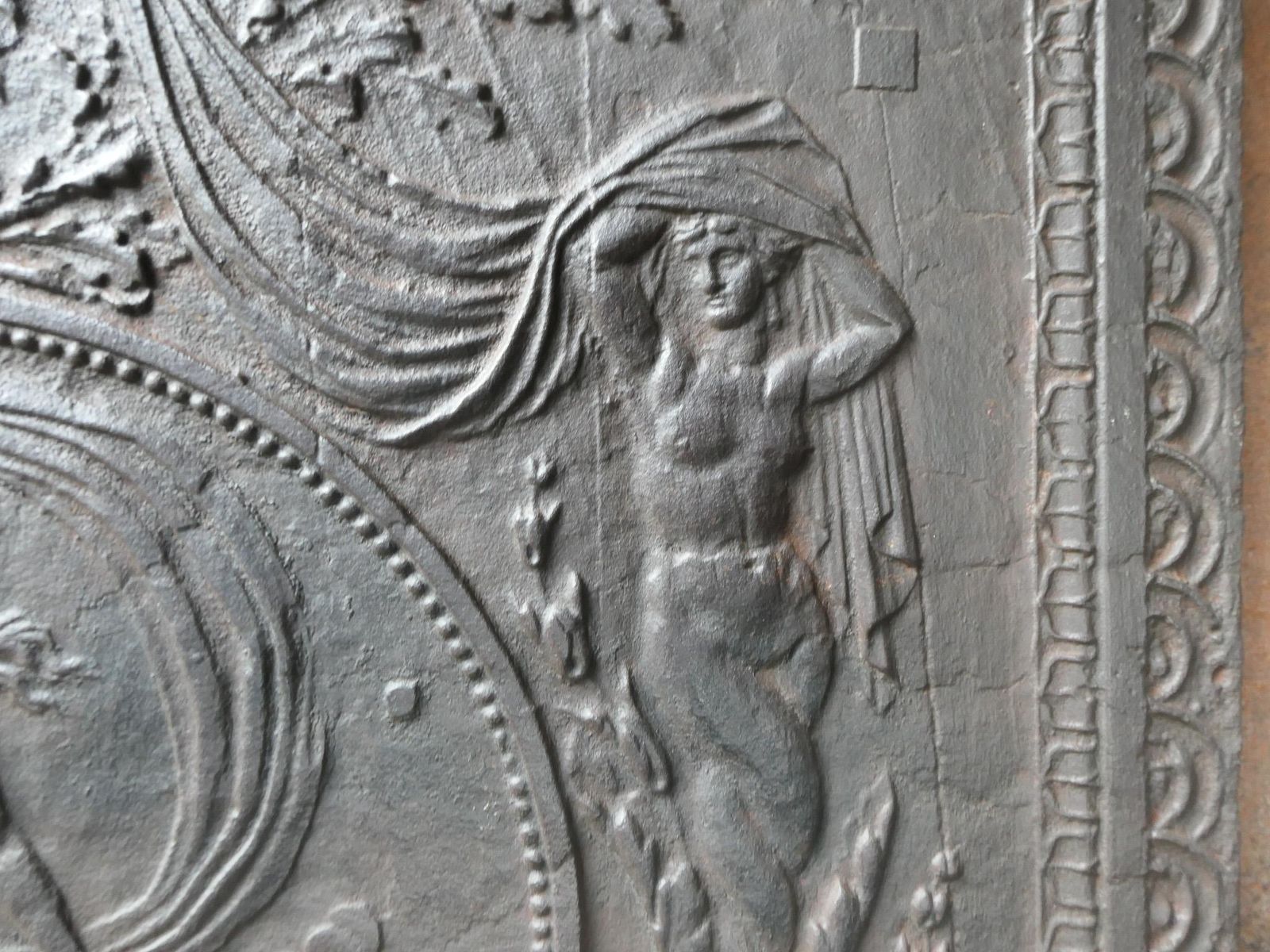 photo vintage Antique French Fireback / Backsplash With The Goddess Venus, 18th Century