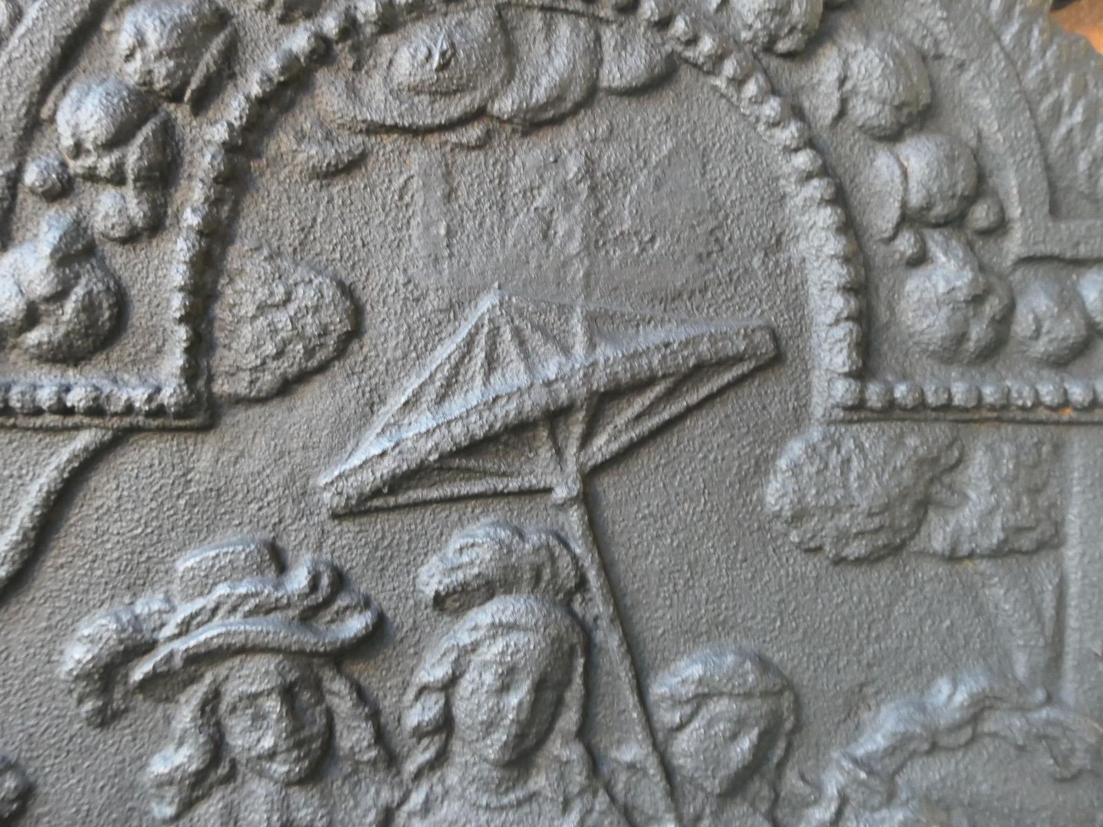 photo furniture Dutch Louis XIV Style 'Europe' Fireback / Backsplash