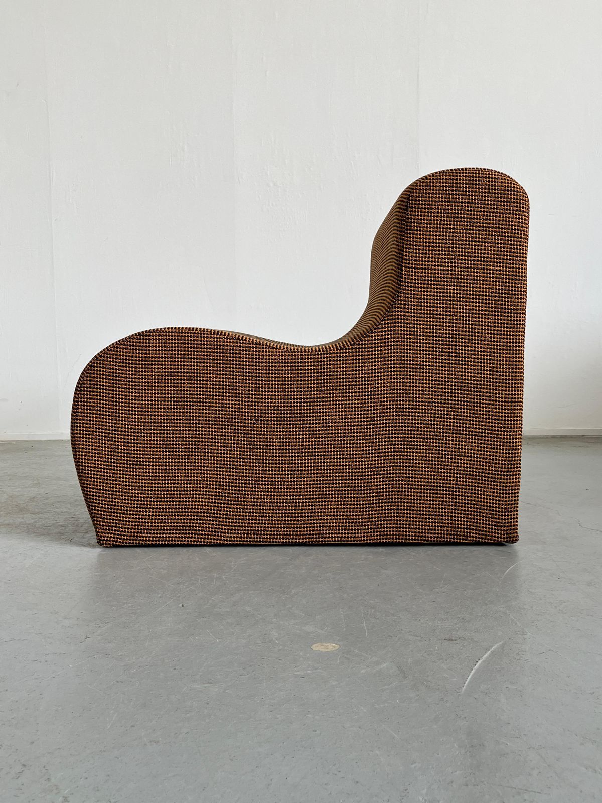 photo furniture Pair Of Vintage Italian Mid Century Lounge Chairs In Checkered Fabric, 70s Italy