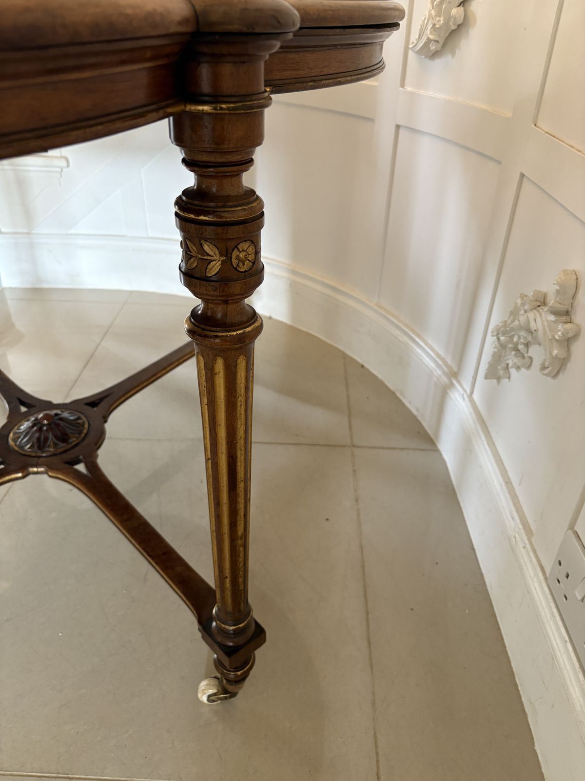 photo furniture Outstanding Quality Antique 19th Century Burr Walnut Inlaid Centre Table