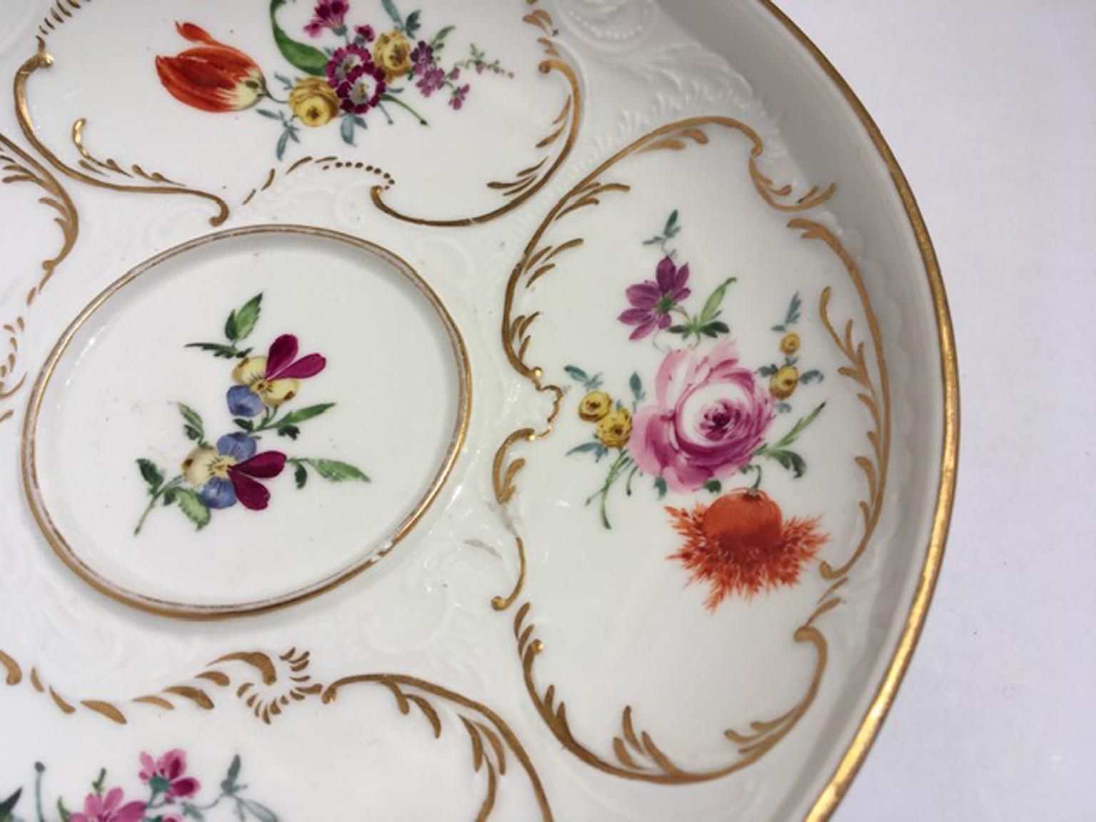 photo vinterior Meissen Mid 19thcentury Golden Porcelain Covered Cup Multicolors Flower Drawings