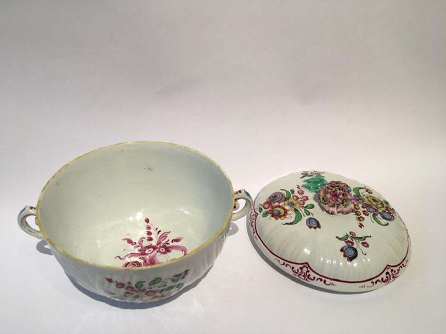 1531.0 Italy 18th Century Richard Ginori Porcelain Covered Cup With Floral Drawings photo
