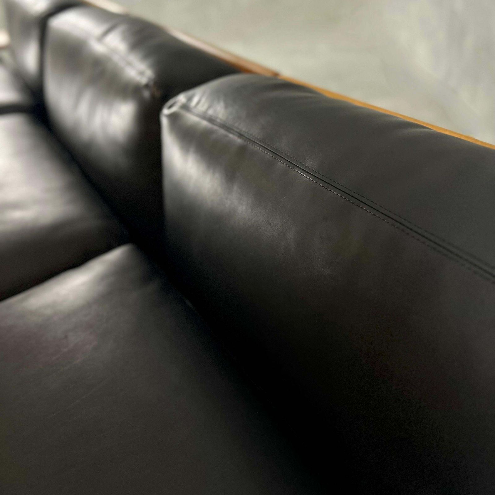 Late 20th Century Black Leather & Walnut Pianura Sectional Sofa By Mario Bellini photo 13610.0