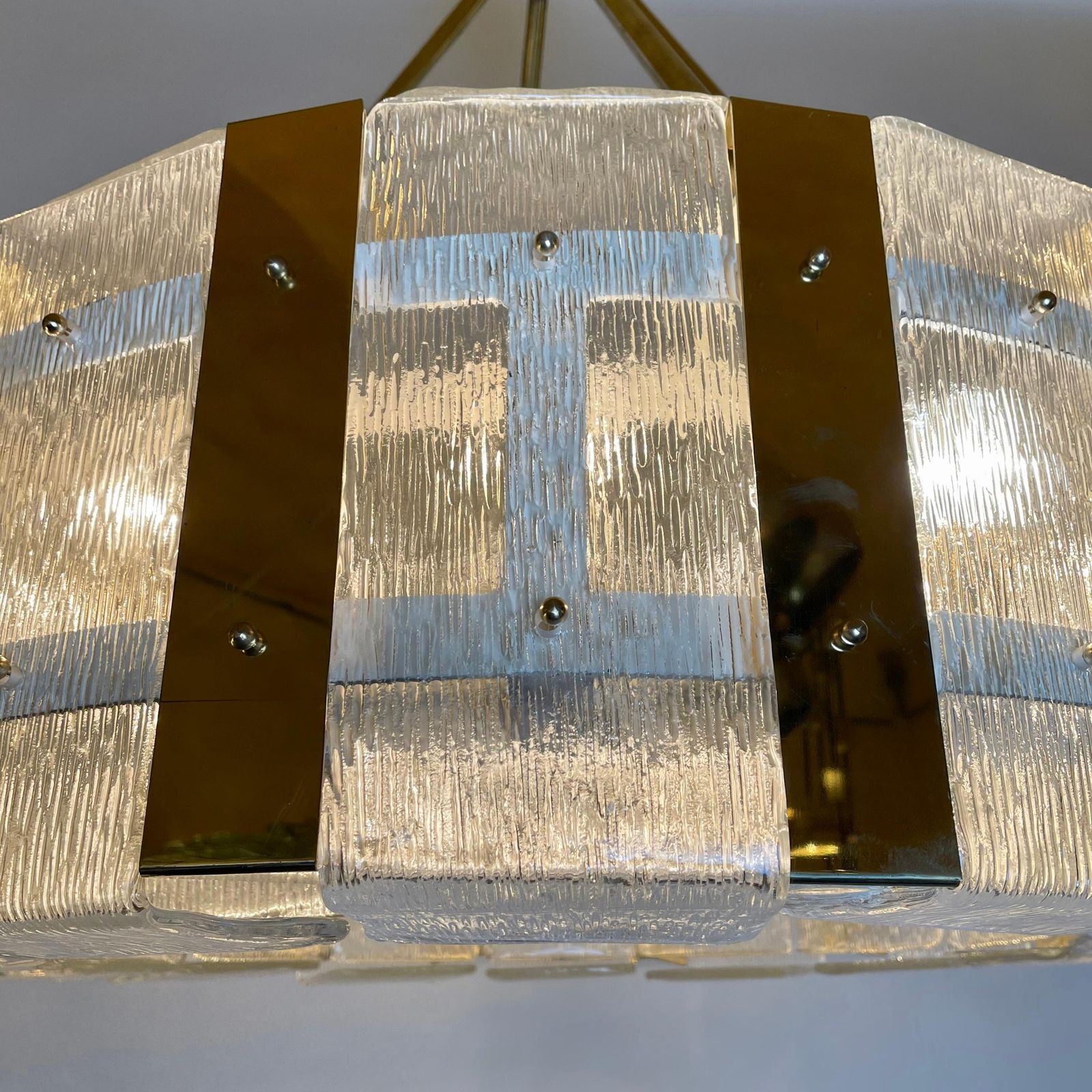 Late 20th Century Round Brass & Transparent Textured Murano Art Glass Chandelier photo vinterior