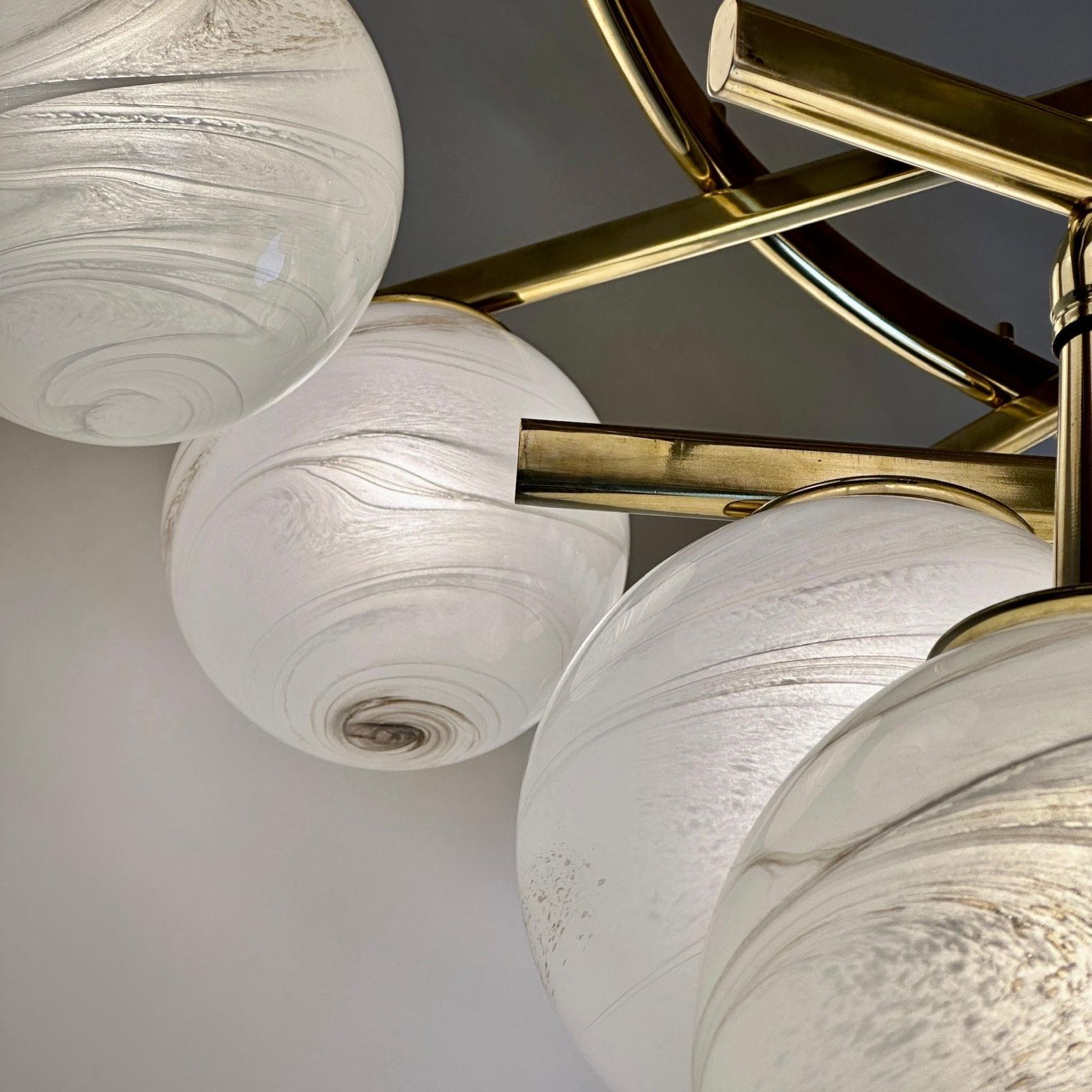 photo vintage Late 20th Century Brass Double Tier Chandelier With Marbled Murano Glass Boules