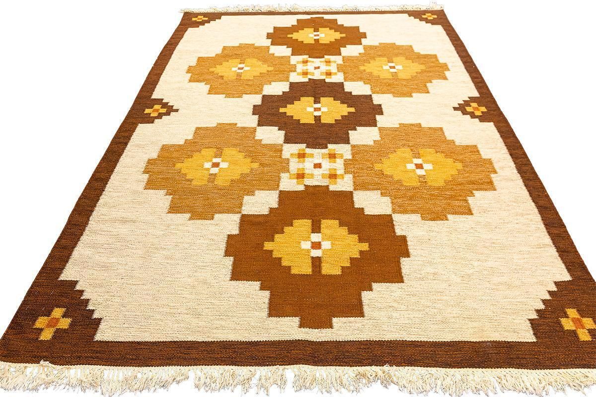 Scandinavian Rug Rollakan Beige Field Color photo Textiles