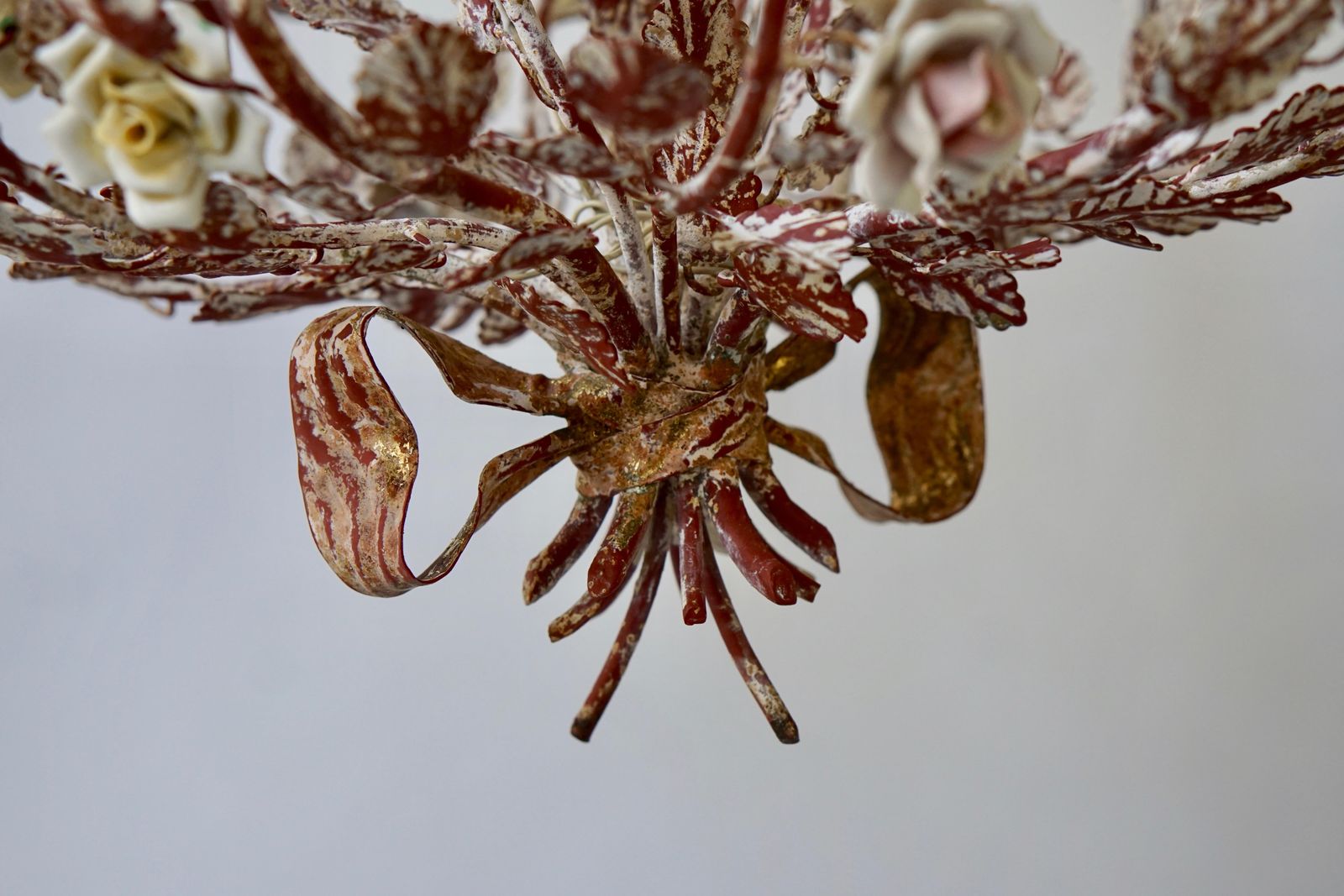 photo vinterior Italian Tôle Chandelier With Porcelain Flowers, 1960s