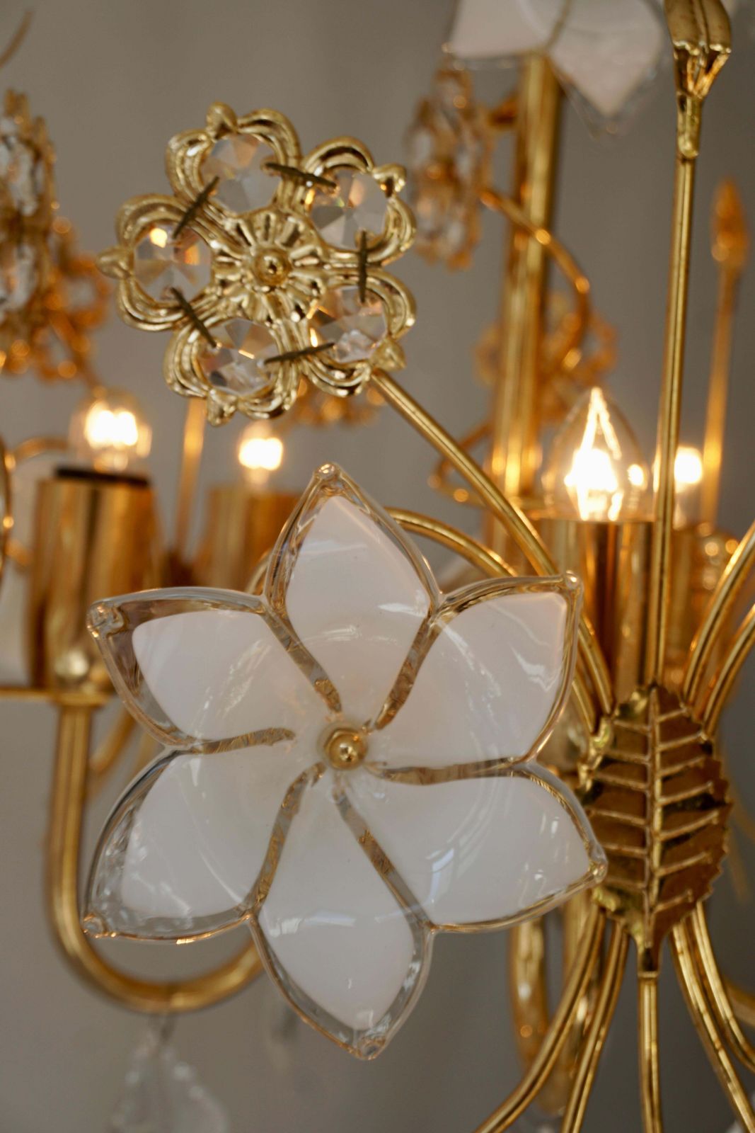 Murano Glass And Crystal Chandelier With White Flowers photo vinterior