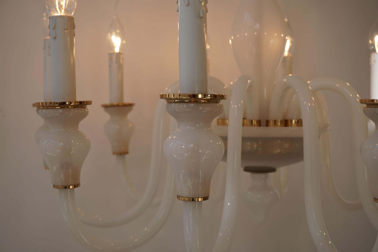photo vintage Italian Modern Hand Blown White And Gold Murano Glass Chandeliers