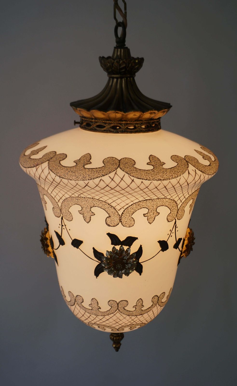 photo vintage Floral Opaline Glass And Gilt Brass Pendat Light