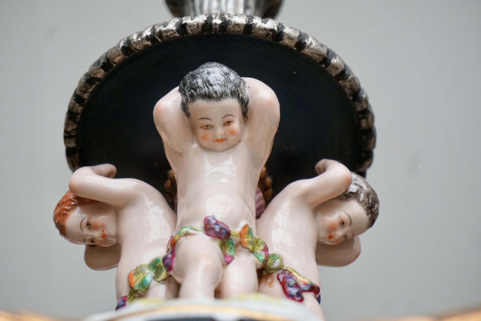 photo vintage Italian Hand Carved Chandelier With Porcelain Putti