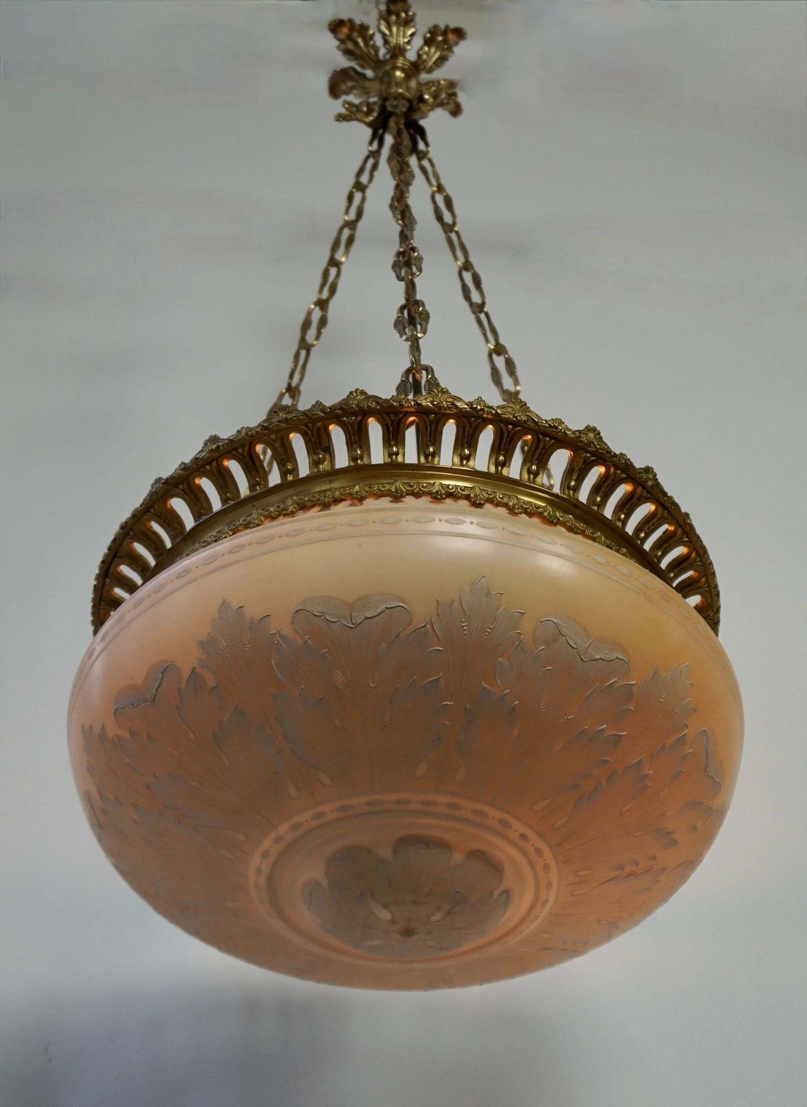 photo vintage Superb Antique Lampshade Chandelier Lithophane, Biscuit From Porcelain